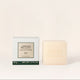 En cadeau : un savon solide JARDINS BAULIEU, la marque française disponible au sein des Maisons Airelles.
